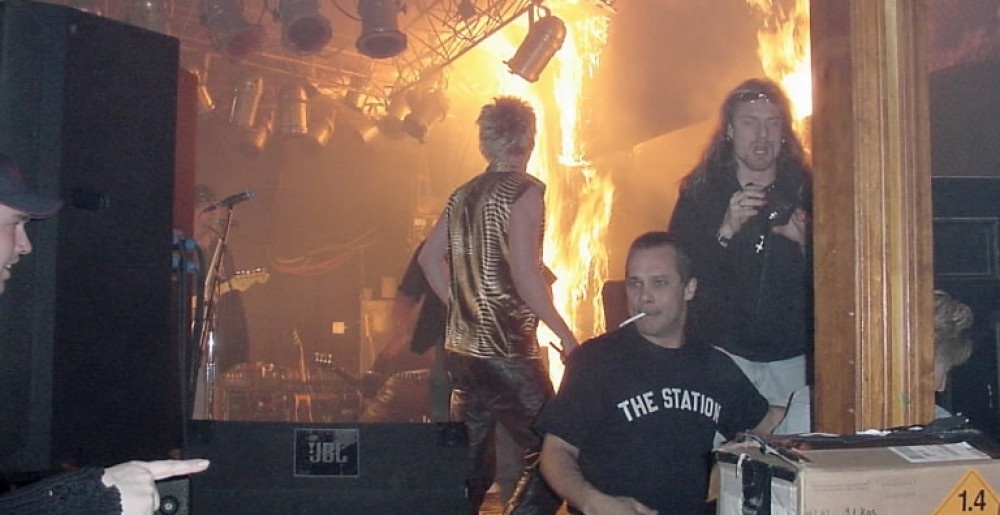 Ngày 20/2/2003, ban nhạc Great White biểu diễn tại câu lạc bộ đêm Station, West Warwic, Rhode Island. Sự cố xảy ra ngay ở ca khúc mở màn. Khi người quản lý Daniel Biechele đốt phái hoa, phần xốp cách âm của trần nhà đã bắt lửa. Khán giả cố gắng thoát thân, nhưng 100 người thiệt mạng, và 200 người khác bị thương nặng.