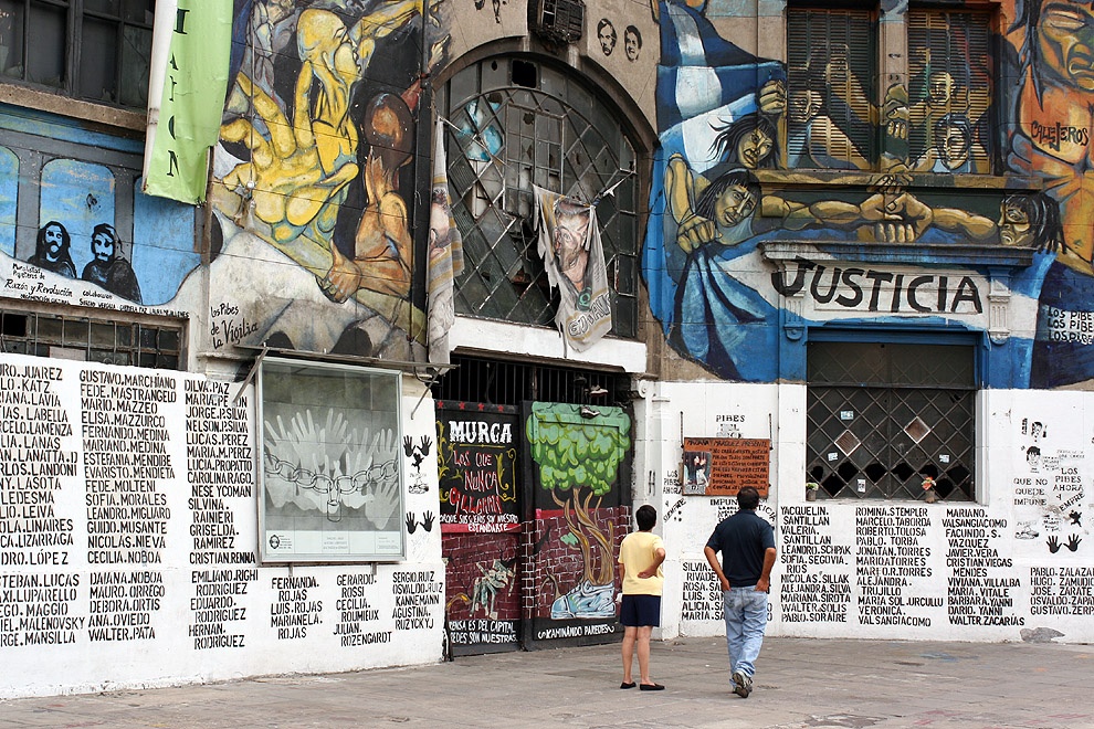 1.	Thảm kịch kinh hoàng nhất trong lịch sử âm nhạc xảy ra trong chương trình biểu diễn của ban nhạc rock Callejeros tại Argentina. Tối 30/12/2004, hơn 4.000 người đã tới thưởng thức buổi diễn của nhóm tại câu lạc bộ đêm Republica Cromangnon, dù địa điểm chỉ có sức chứa 2.000 người. Đám cháy bùng lên do một khán giả đốt pháo bông và phần trần nhà làm bằng vật liệu dễ cháy bắt lửa. 