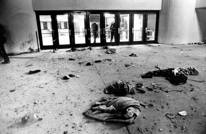 Ngày 20/2/2003, ban nhạc Great White biểu diễn tại câu lạc bộ đêm Station, West Warwic, Rhode Island. Sự cố xảy ra ngay ở ca khúc mở màn. Khi người quản lý Daniel Biechele đốt phái hoa, phần xốp cách âm của trần nhà đã bắt lửa. Khán giả cố gắng thoát thân, nhưng 100 người thiệt mạng, và 200 người khác bị thương nặng.