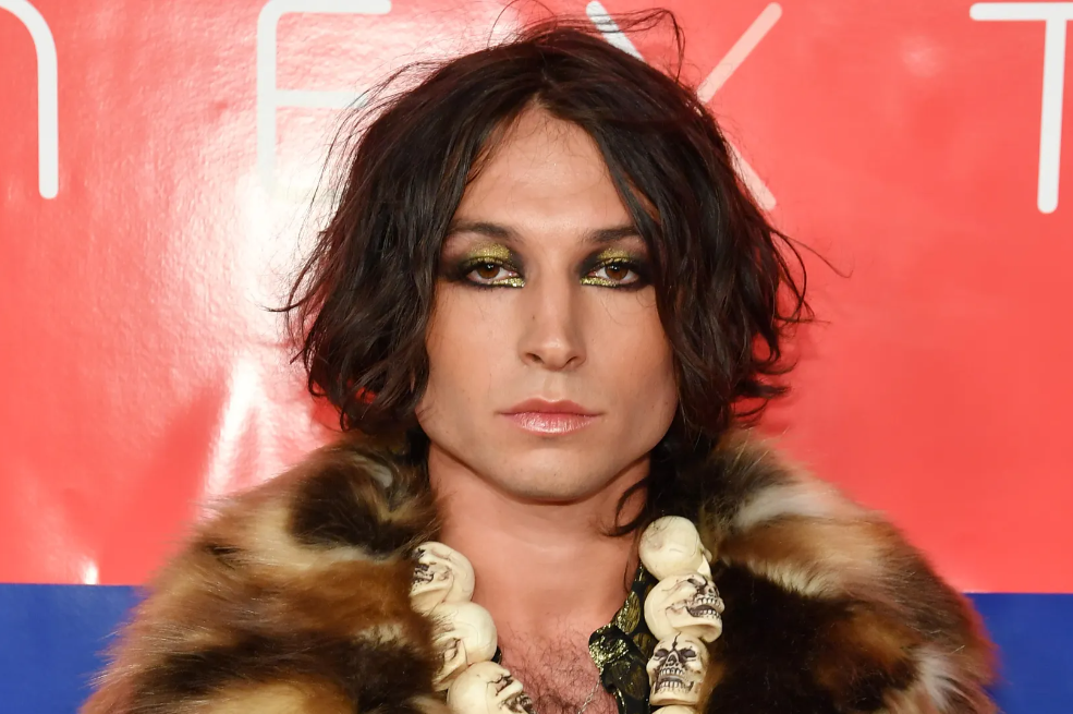 Bon me con song chung voi Ezra Miller bi mat tich hinh anh