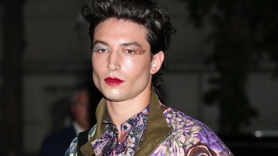 Ezra Miller xin loi Warner Bros. sau loat be boi hinh anh