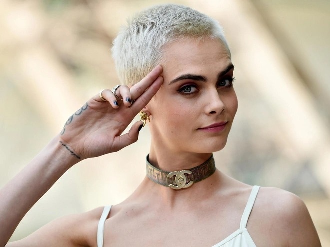 Tinh trang dang lo ngai cua Cara Delevingne hinh anh