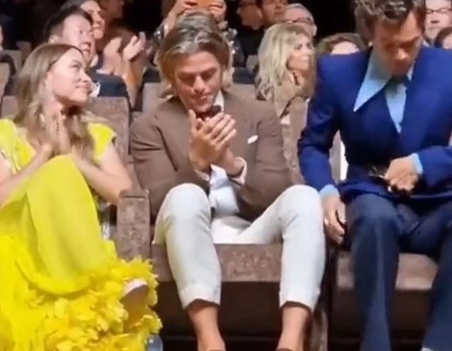 Harry Styles bi nghi khac nho vao chan dong nghiep hinh anh