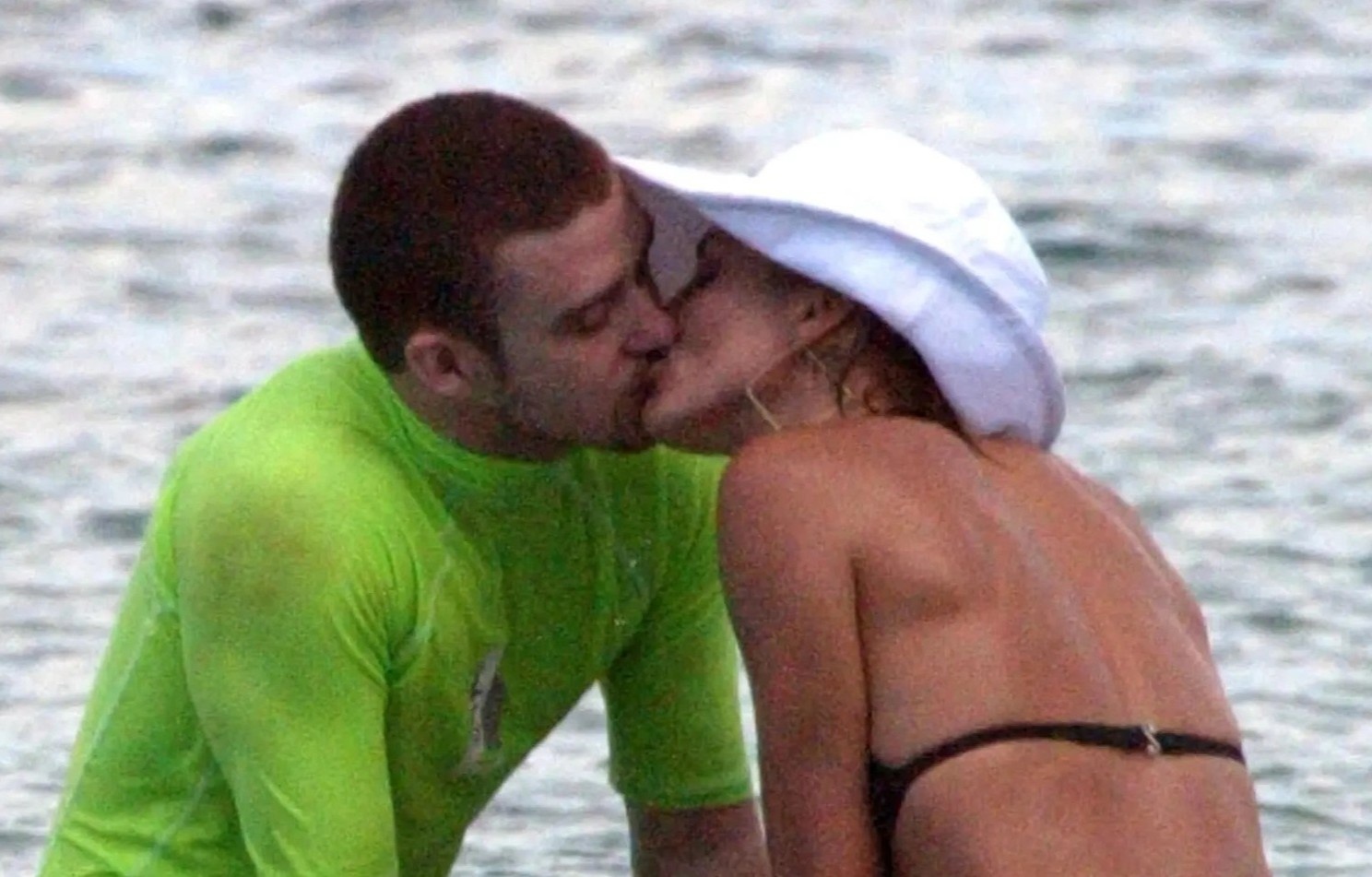 Dang sau buc anh Justin Timberlake hon Cameron Diaz 16 nam truoc hinh anh