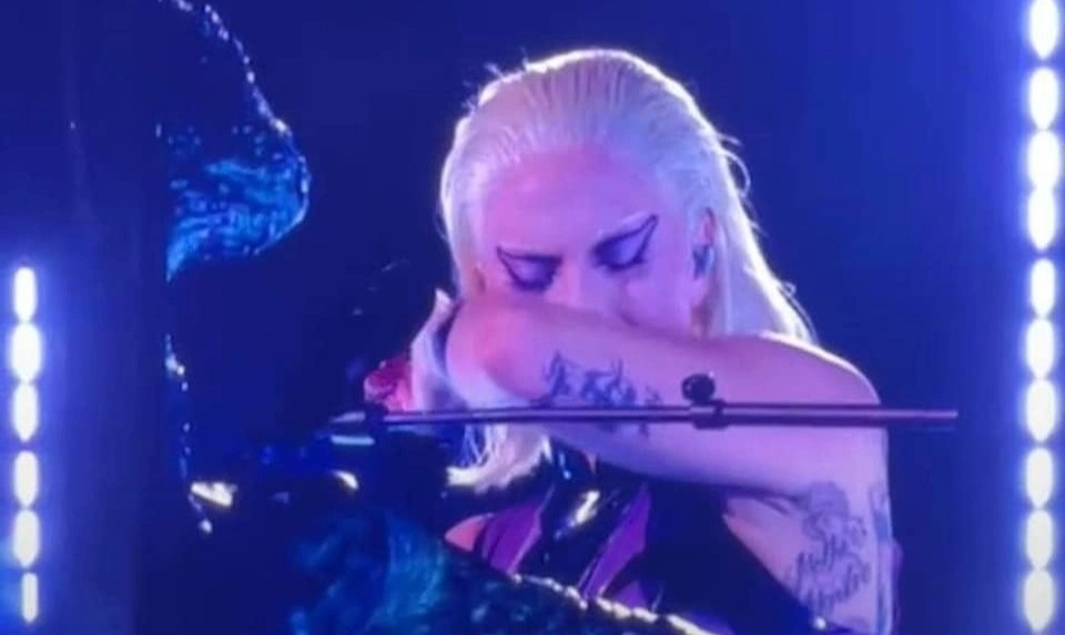 Lady Gaga khoc vi phai huy dem nhac hinh anh