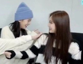 Jang Wonyoung truy van ve chiec ao Leeseo dang mac hinh anh