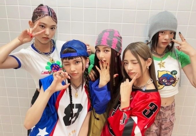 NewJeans gay tranh cai vi trang diem dam, mac do kho hieu hinh anh