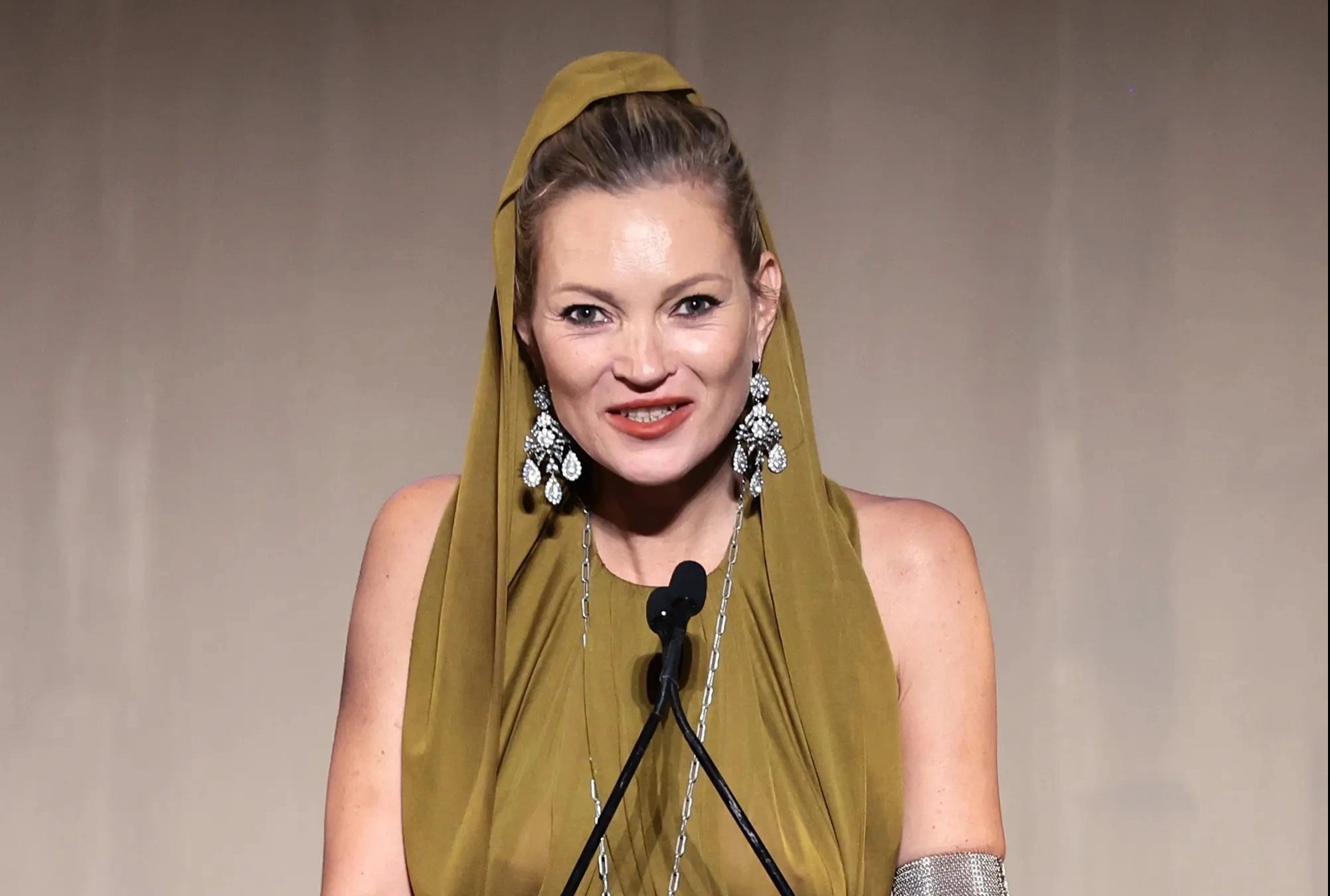 Kate Moss lien tuc noi vap o le trao giai hinh anh