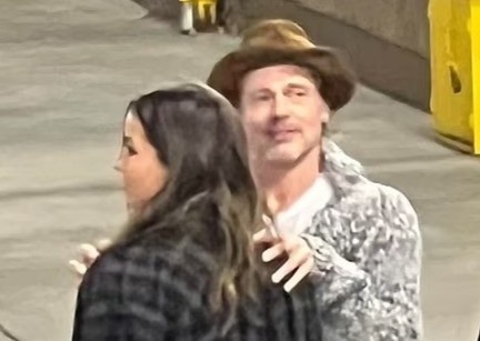 Brad Pitt vuong tin don hen ho vo cu Paul Wesley hinh anh