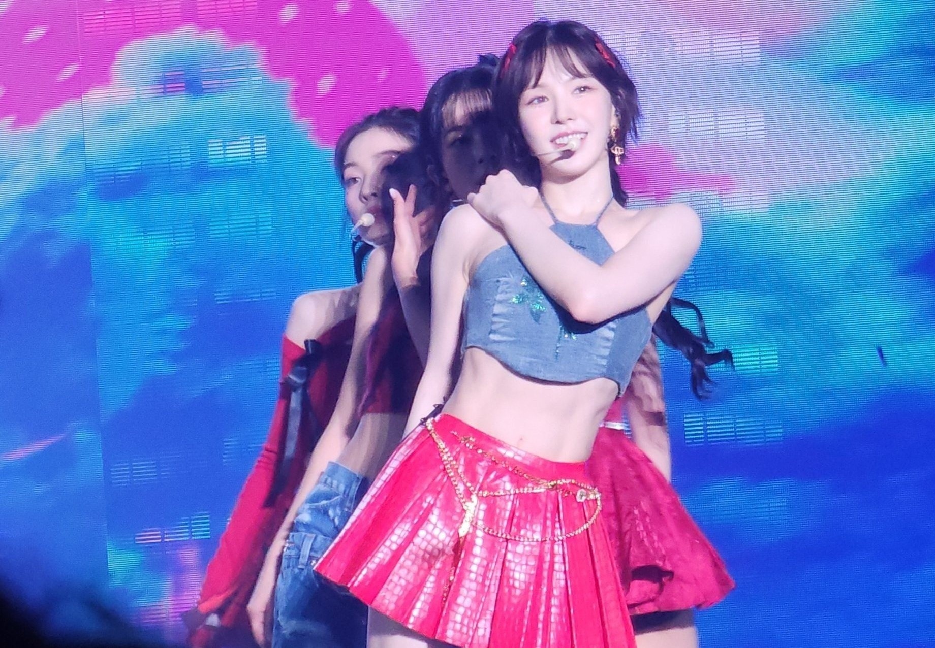 Wendy gay sot voi co bung ran chac hinh anh