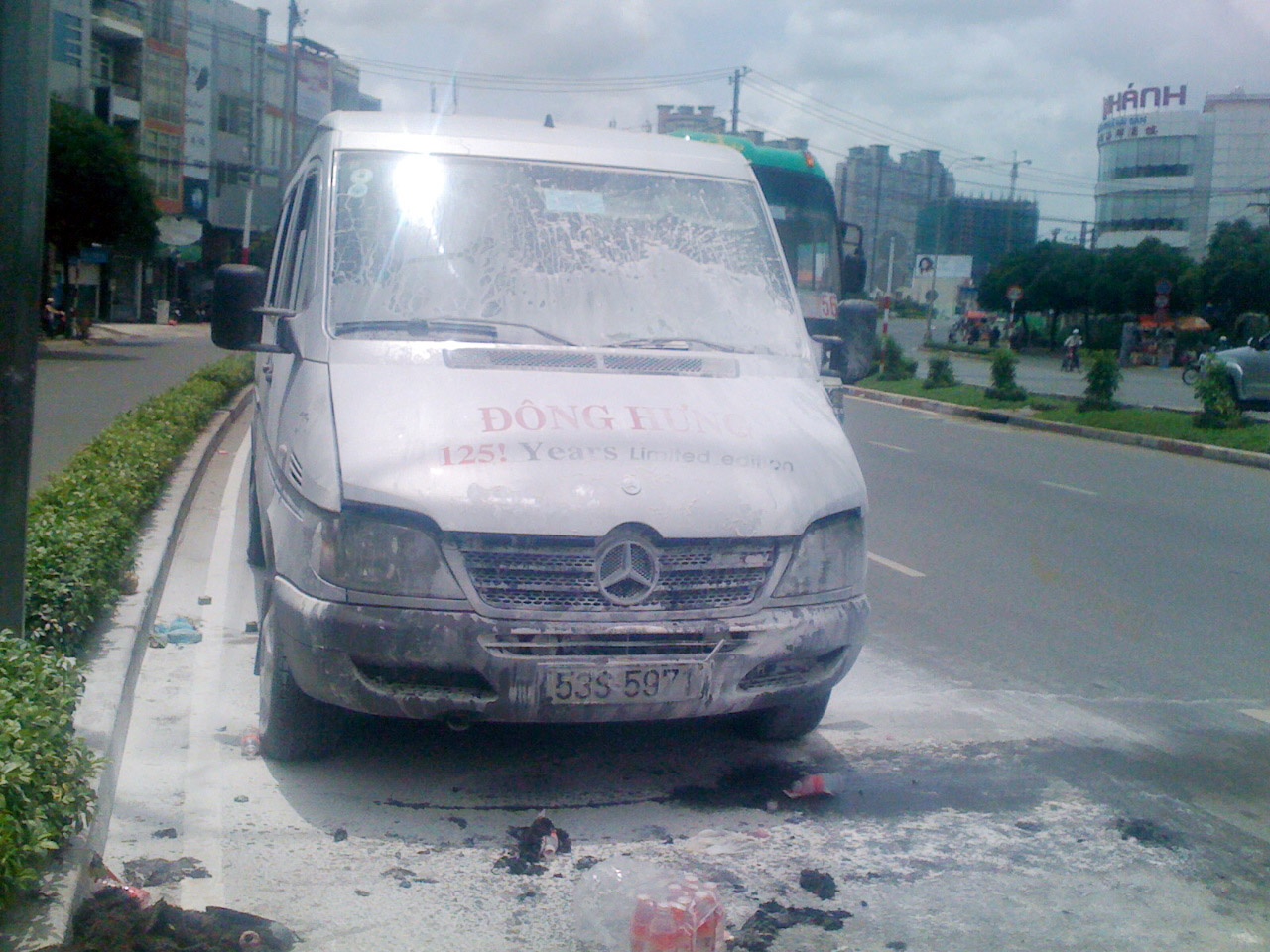 Chay xe 16 cho, tai xe binh tinh mo cua cho khach chay hinh anh