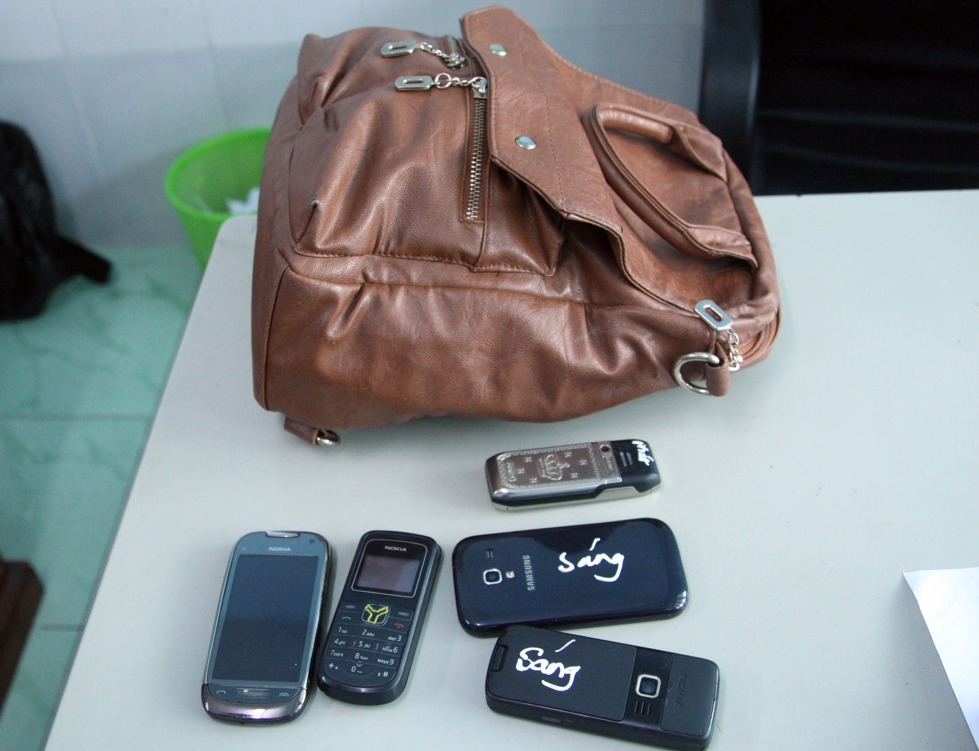 Bat ten cuop trong dam lau, say ven kenh hinh anh