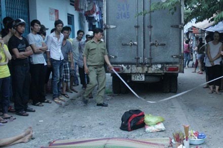 Me khoc thet om thi the con gai bi xe tai can tu vong hinh anh