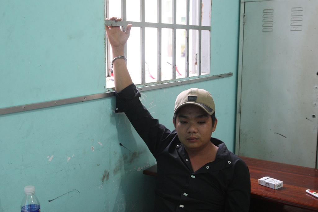 Bi truy na vi dap pha xe rac hinh anh