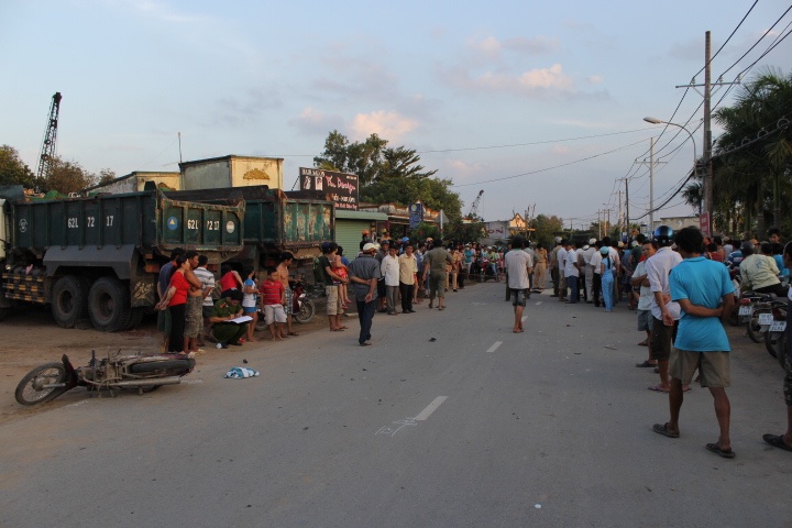 Xe may dau dau bi bien dang, 2 nguoi chet hinh anh