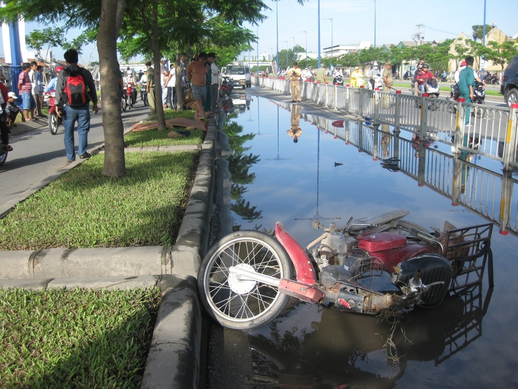 Tranh vung nuoc, mot thieu nien chet tai cho hinh anh