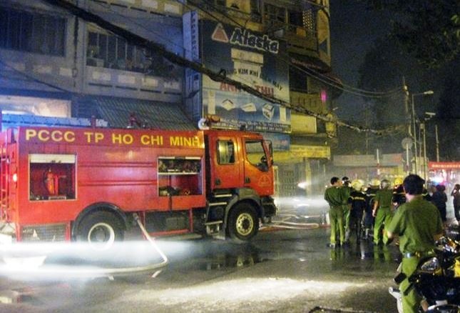 Chay lon o Sai Gon, nhieu nguoi duoc cuu bang xe thang hinh anh