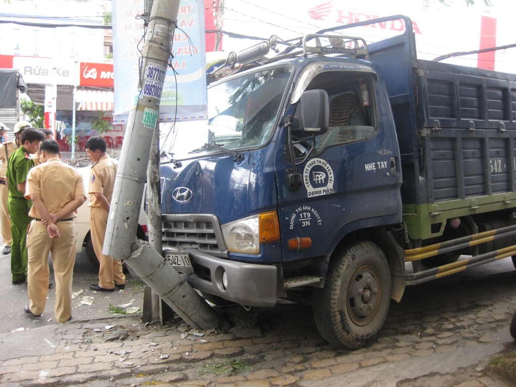 Xe tai dai nao nga tu, hang chuc nguoi vut xe bo chay hinh anh
