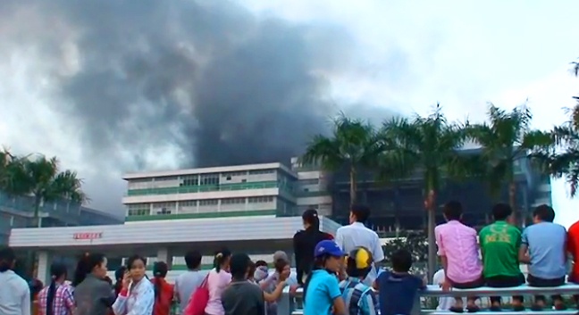 Canh sat cuu hoa vat lon 6 gio voi bien lua o Sai Gon hinh anh