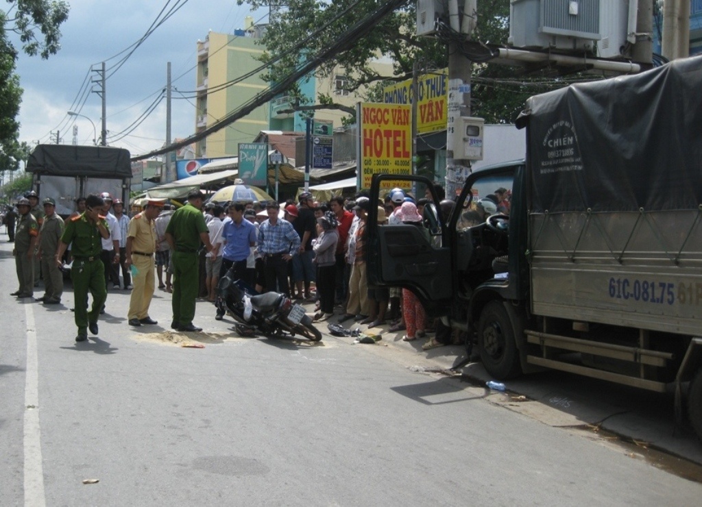 Tong vao cua xe tai, mot phu nu chet tham hinh anh