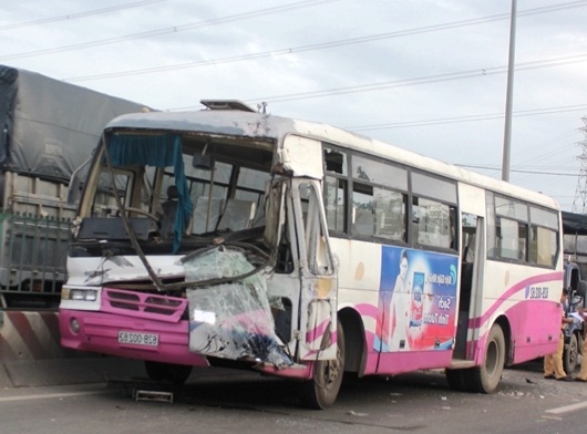 Hanh khach bat khoc trong chiec xe khach tong lien hoan hinh anh