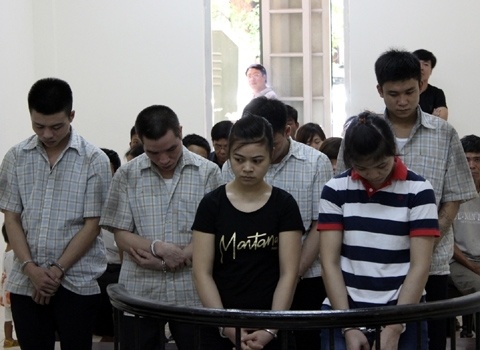 Cha gia ban dat di tim con gai bi lua vao 'dong' hinh anh