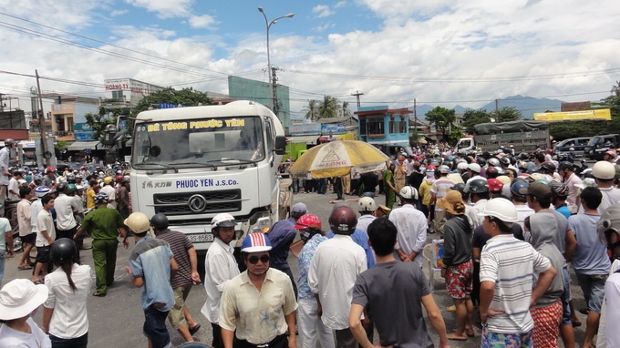 Hai me con chet tham duoi gam xe tron be tong hinh anh