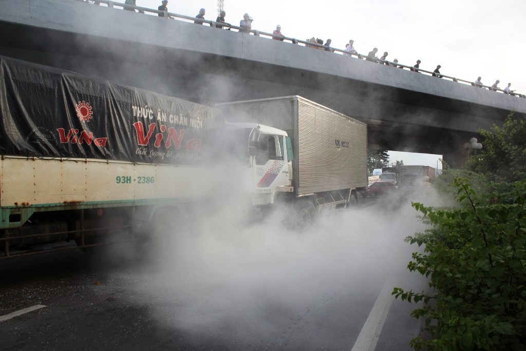 Xe tai bat ngo boc chay khi canh sat xu ly vu tai nan hinh anh