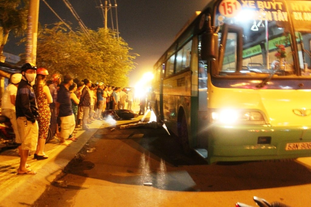 Bi xe can qua nguoi, 2 thanh nien tu vong tai cho hinh anh