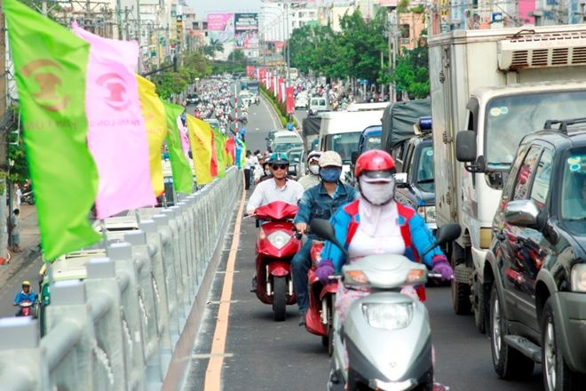 Thong xe cau vuot bang thep thu 4 va 5 o Sai Gon hinh anh