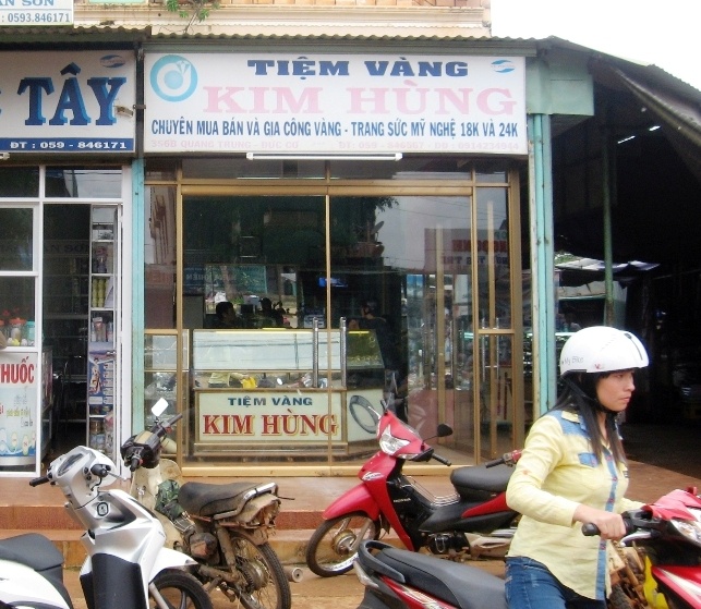 Ma vang len trang suc bac de lua dao hinh anh