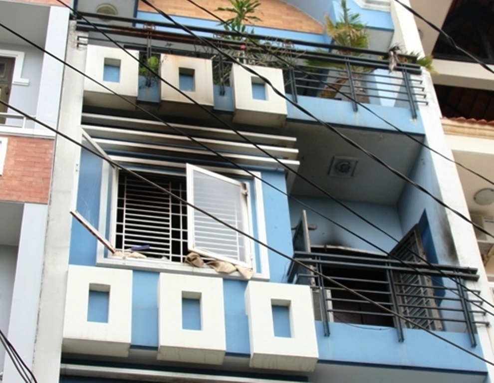 Lai chay nha o Sai Gon, hai phu nu bong nang keu cuu hinh anh