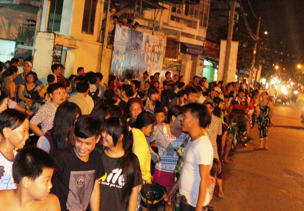 Ro tin 7 hoc sinh bi bat coc, ca khu pho nao dong hinh anh