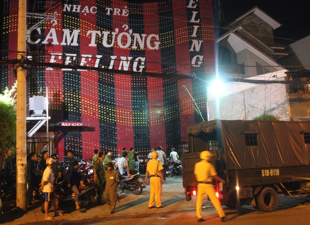 Kiem tra dot xuat quan bar, 100 nguoi bi tam giu hinh anh