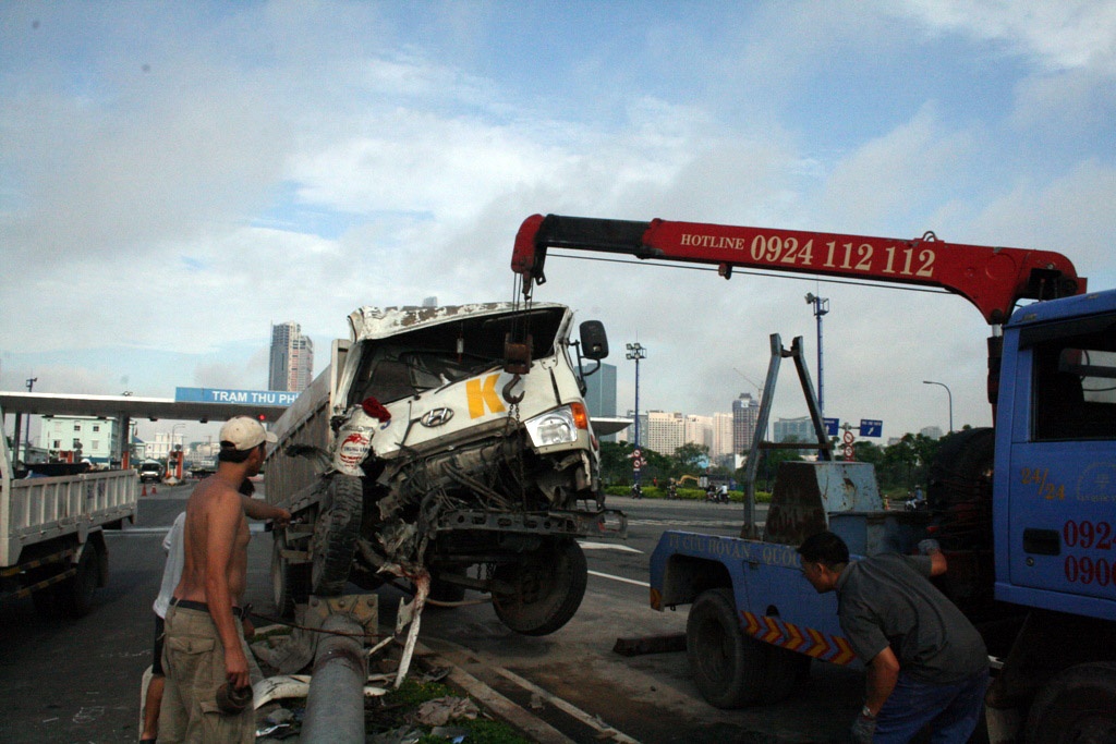 Xe ben ‘quay’ truoc ham vuot song Sai Gon hinh anh