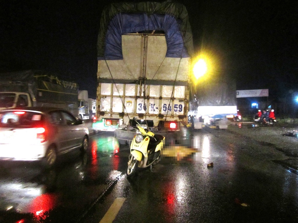 Nam thanh nien vat va ben thi the nguoi yeu hinh anh