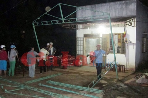 Me gia than nhien song ben xac con trai 3 ngay dem hinh anh