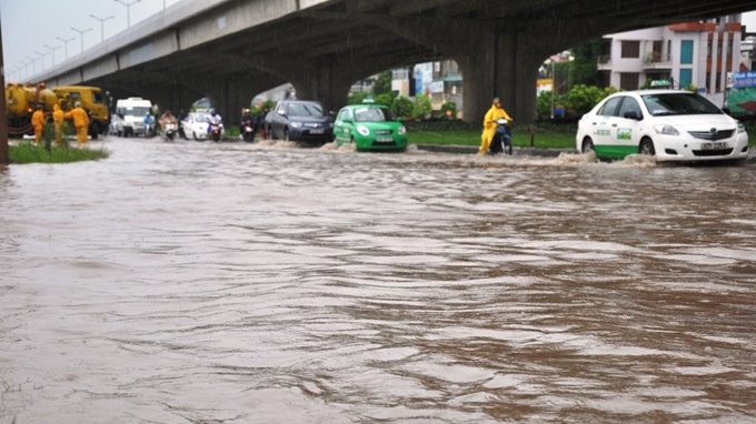 Dan thu do Ha Noi loi 'bi bom' truoc ngay nghi le hinh anh