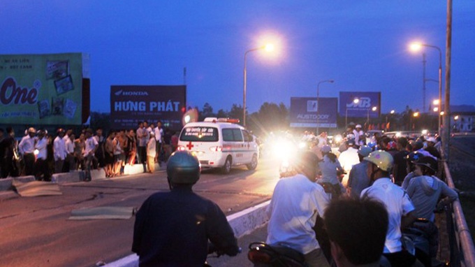 Nam thanh nien lao vao xe tai tu tu hinh anh