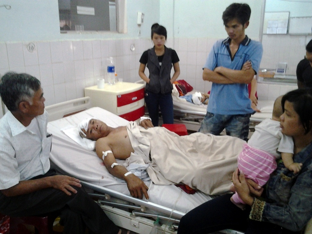 Dat 'cave' ve nha nhau, chem cha vo toac dau hinh anh