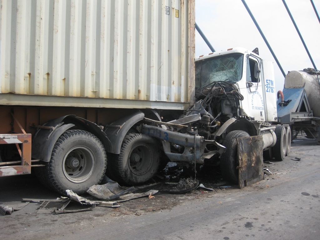 Xe tong nhau, cau Phu My tac nghen nhieu gio hinh anh