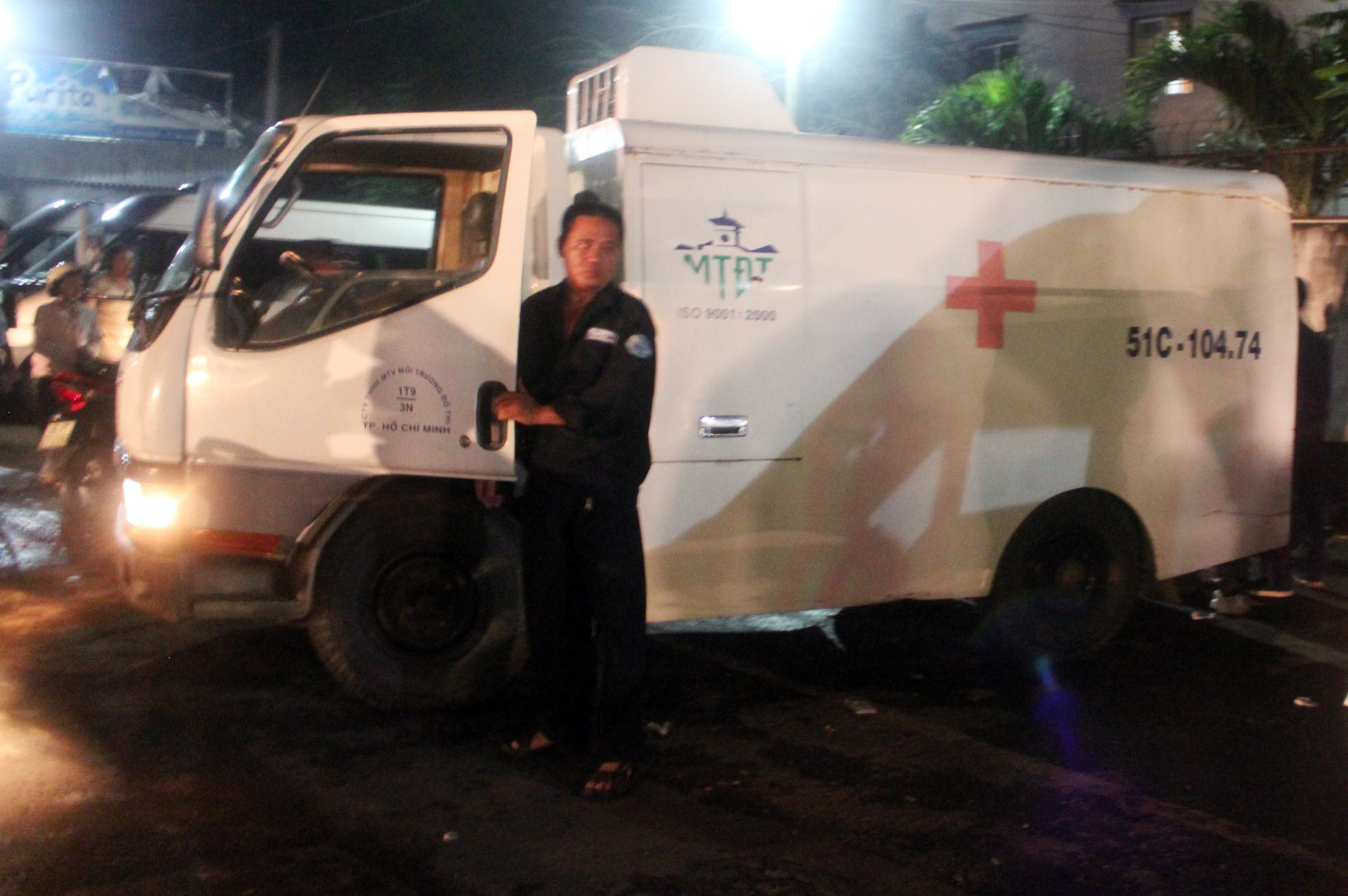 Nam thanh nien chet  bat thuong tren xe khach hinh anh