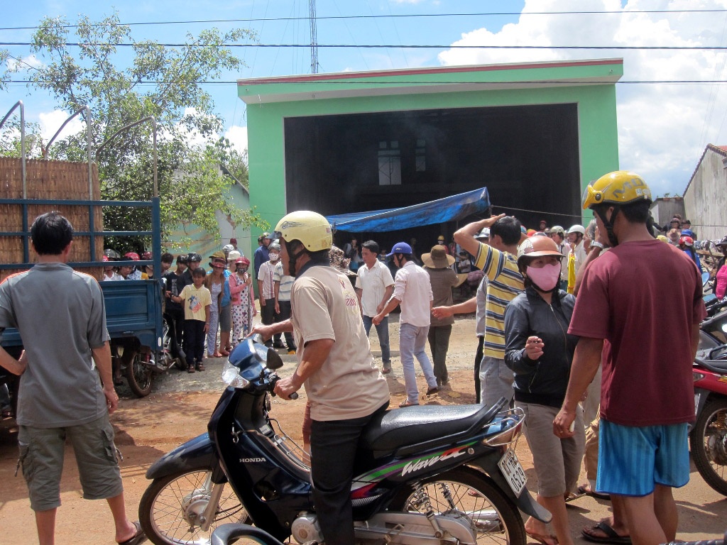 Mot thanh nien tu vong vi dien giat ngoai duong hinh anh