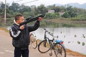 Be 5 tuoi chet oan duoi hong sung hinh anh