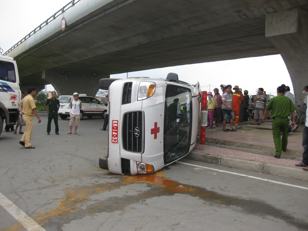 Clip xe tai tong lat xe cap cuu, hai nguoi bi thuong hinh anh