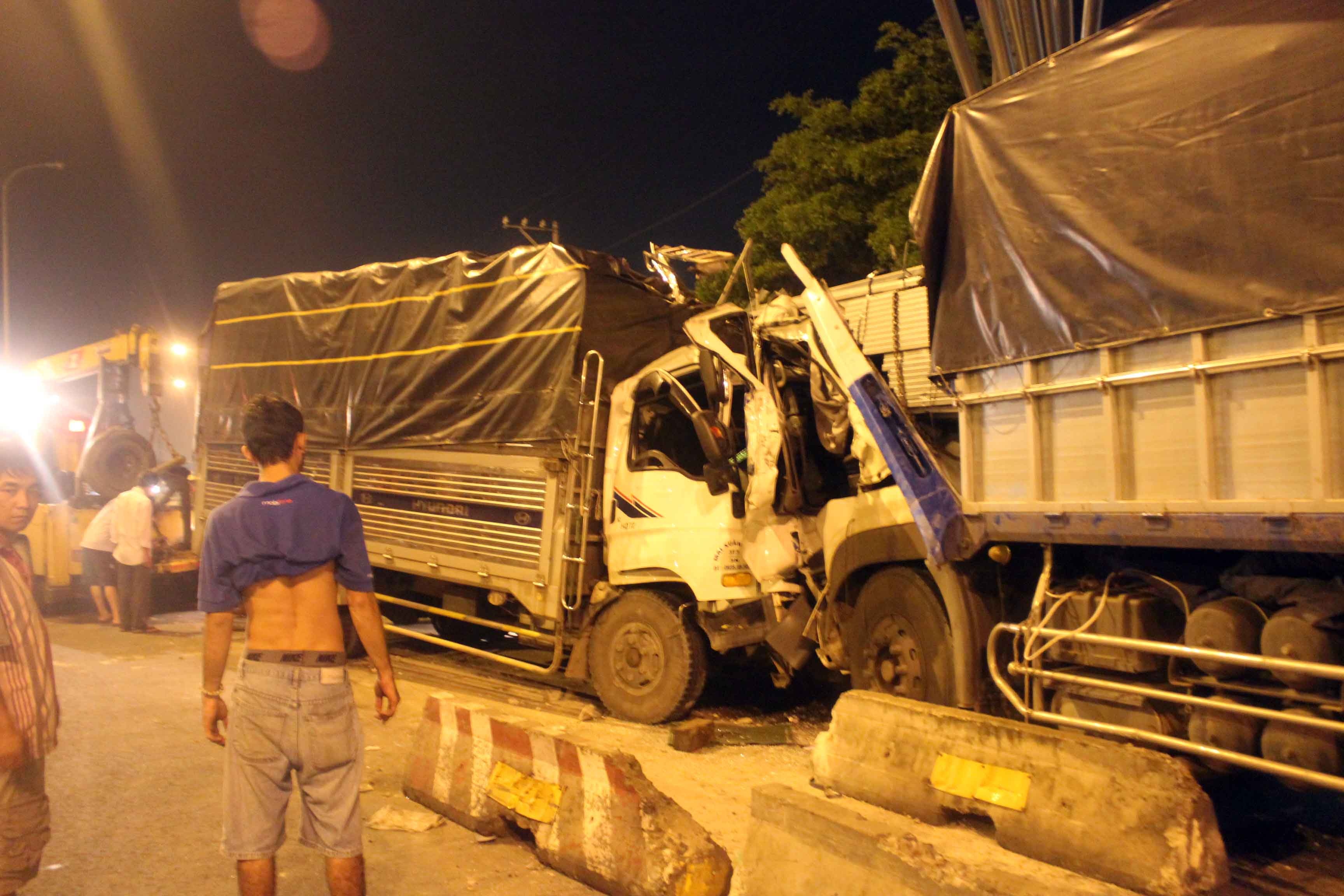 Xe tai dau dau, hon 1 gio giai cuu tai xe ket trong cabin hinh anh