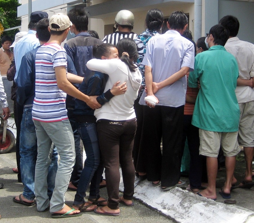 Nguoi than khoc ngat khi nu benh nhan nhay lau tu tu hinh anh