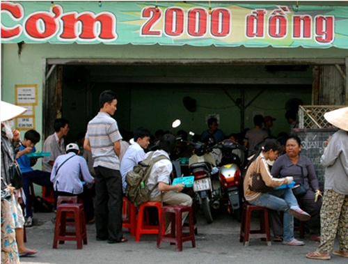 Nam thanh nien an com tu thien danh tien di... nhau hinh anh