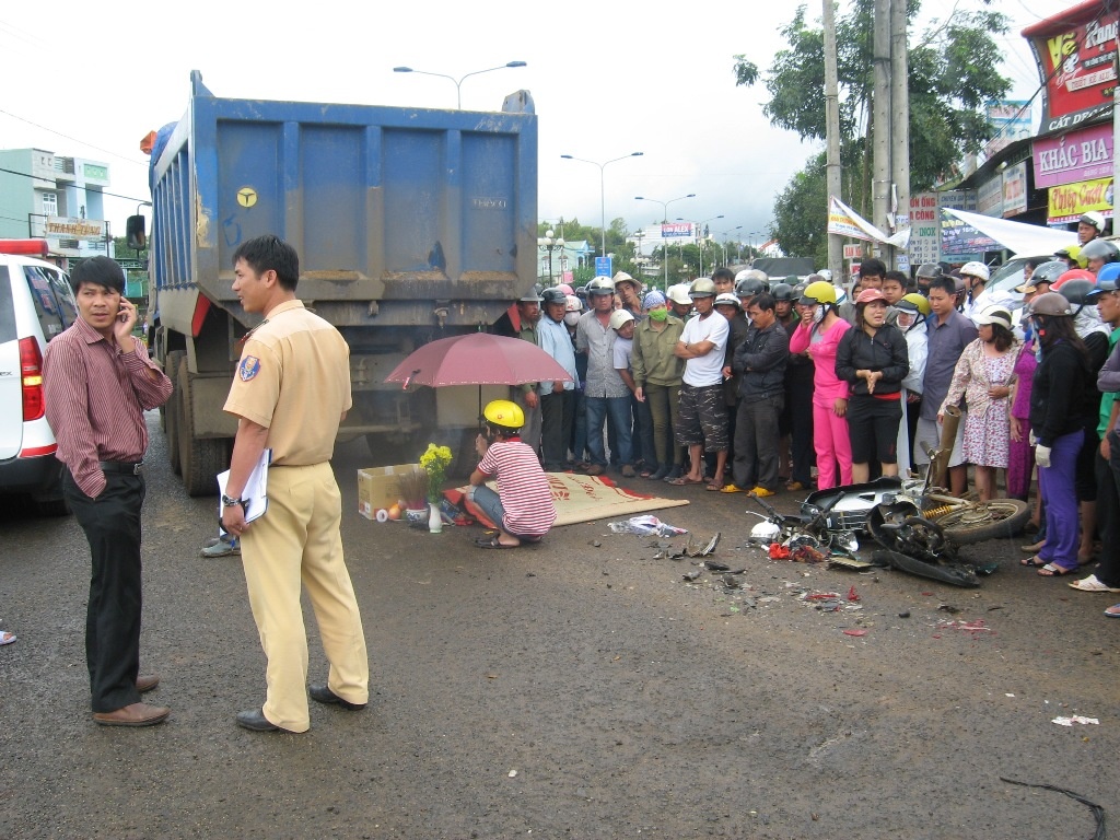 Xe ben gay tai nan, 2 phu nu chet tham hinh anh