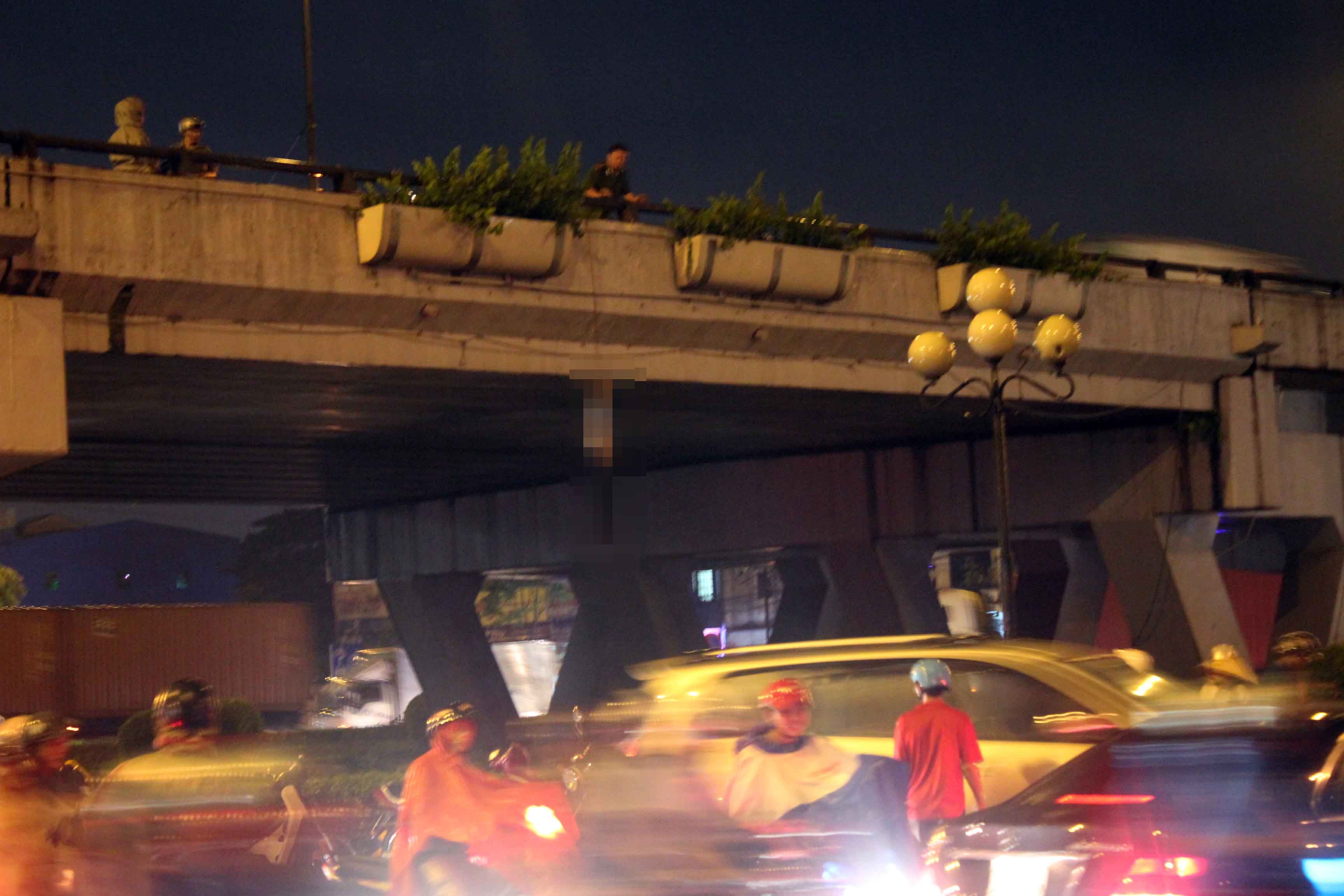 Xac nguoi treo lo lung tren cau vuot An Suong hinh anh